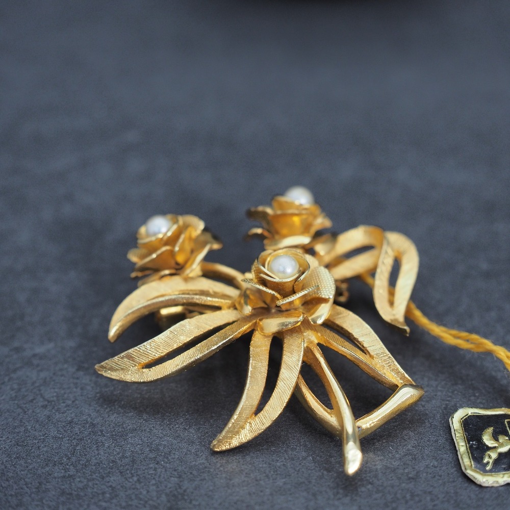 Coro Rose Brooch Pin Gold Tone Pearl Flower Bouquet Ribbon Bow Textured Vintage - Picture 7 of 13